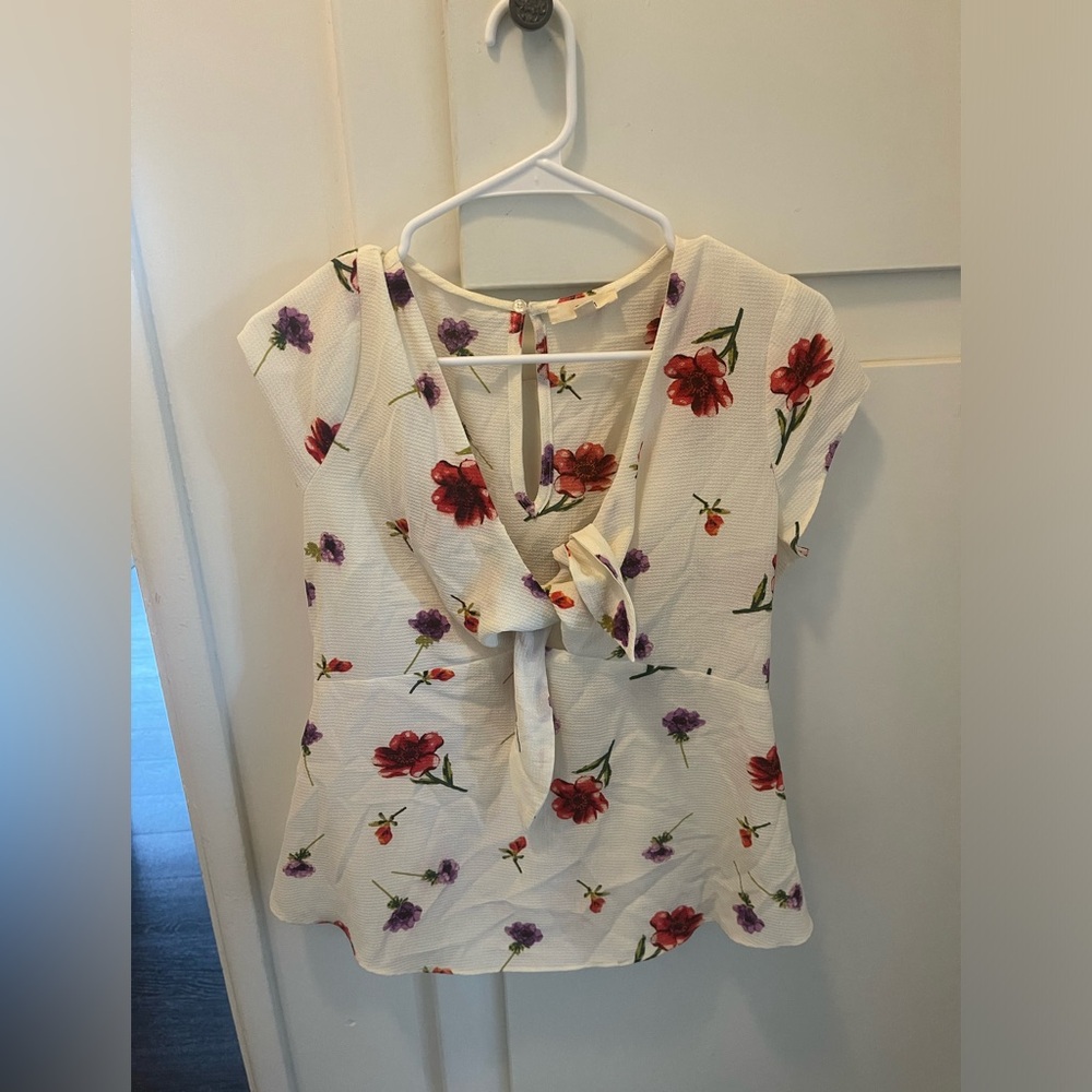 Low neck/tie style flower pattern top